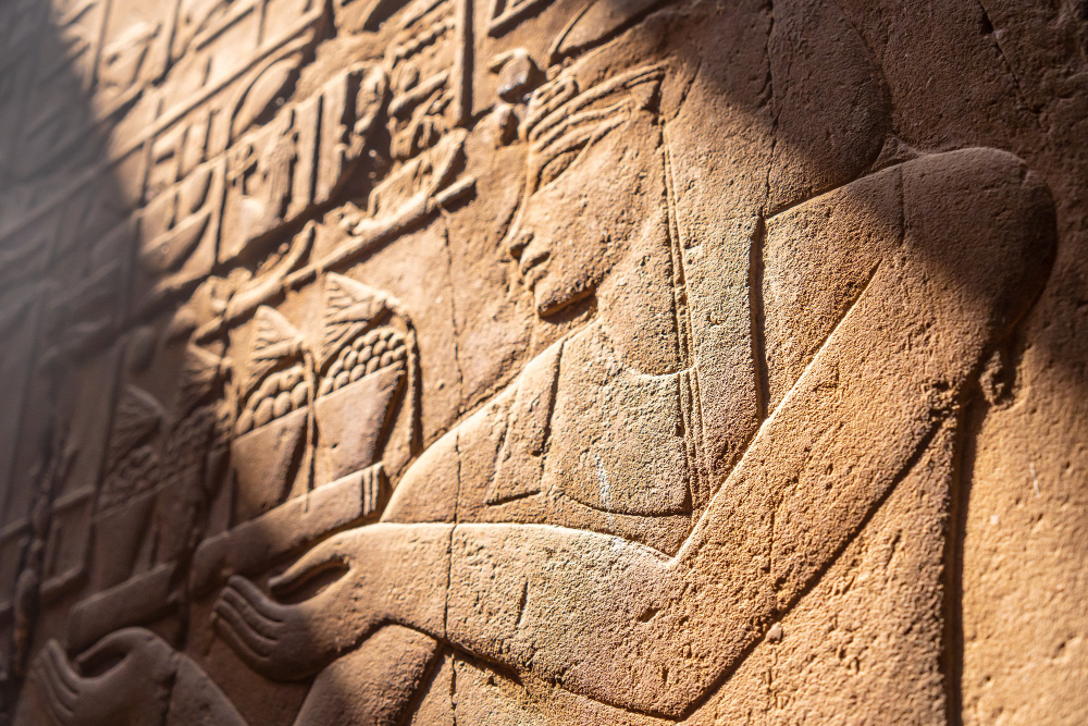 primer plano grabados paredes templo luxor egipto