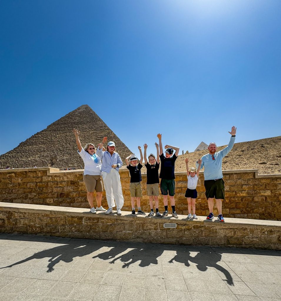 familia disfrutando de las pirámides de Giza
