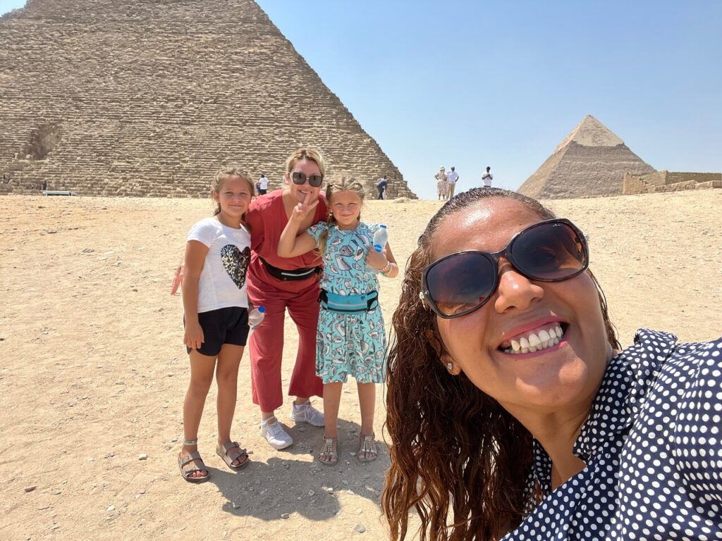 Viajes Egipto con niños Fondo de pirámides con familia Viajes Egipto con niños