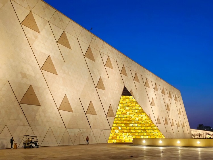 Grand Egyptian Museum con niños